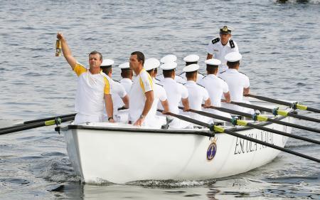 　五輪開幕を前に、ボートでリオデジャネイロに運ばれた聖火＝３日（共同）