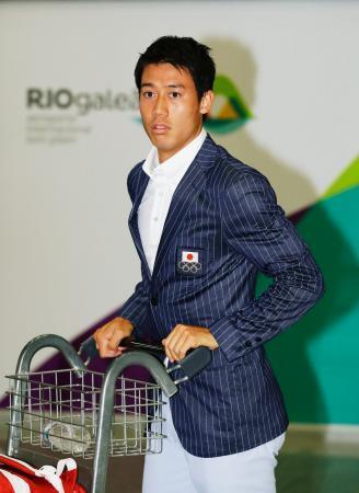　リオデジャネイロの国際空港に到着したテニス男子日本代表の錦織圭（共同）