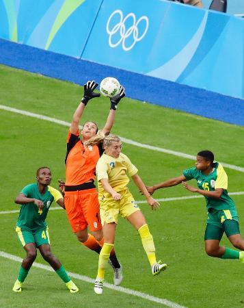 　リオ五輪の競技がスタート。サッカー女子・スウェーデン-南アフリカ戦で競り合う選手たち＝３日、リオデジャネイロの五輪スタジアム（共同）