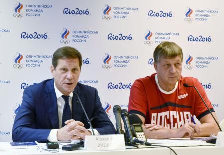 　４日、リオデジャネイロ市で記者会見するロシア・オリンピック委員会のジューコフ会長（左）（共同）