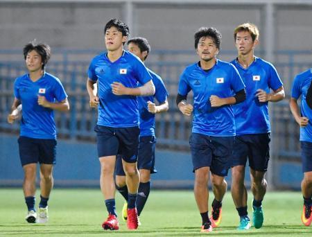 　コロンビア戦に向け調整する（左から）中島、遠藤、興梠、塩谷＝マナウス（共同）