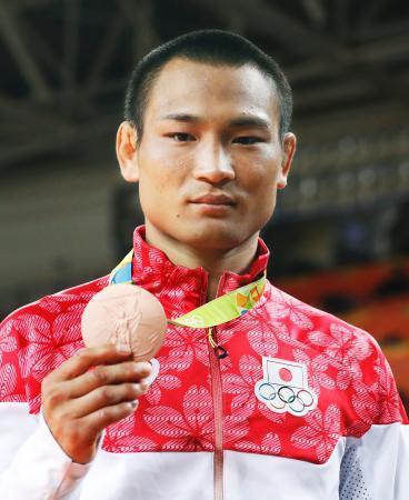 　男子６６キロ級で３位となり、銅メダルを掲げる海老沼匡＝リオデジャネイロ（共同）