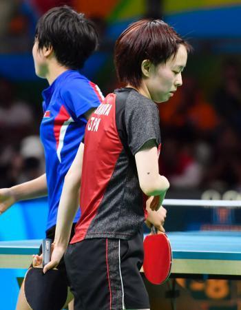 　女子シングルス３回戦　北朝鮮選手（左）に敗れた石川佳純＝リオデジャネイロ（共同）