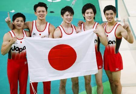 　金メダルを獲得し日の丸を手に喜ぶ（左から）山室光史、田中佑典、内村航平、加藤凌平、白井健三（共同）