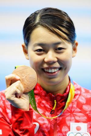 　女子２００メートルバタフライで銅メダルを獲得し笑顔の星奈津美＝リオデジャネイロ（共同）