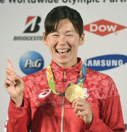 　金メダル獲得から一夜明け、記者会見で笑顔の競泳の金藤理絵＝１２日、リオデジャネイロ（共同）