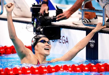 　女子２００メートル平泳ぎ決勝で金メダルを獲得しガッツポーズの金藤理絵