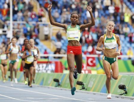 　女子１万メートルで世界新記録で初優勝したエチオピアのアルマズ・アヤナ（右から２人目）（共同）