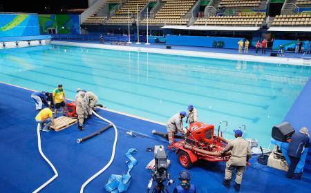　マリア・レンク水泳センターで始まった、プールの排水作業＝１３日、リオデジャネイロ（共同）