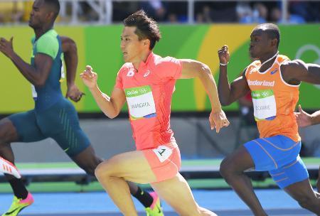 　男子１００メートル予選で力走する山県亮太（中央）。準決勝進出を決めた（共同）