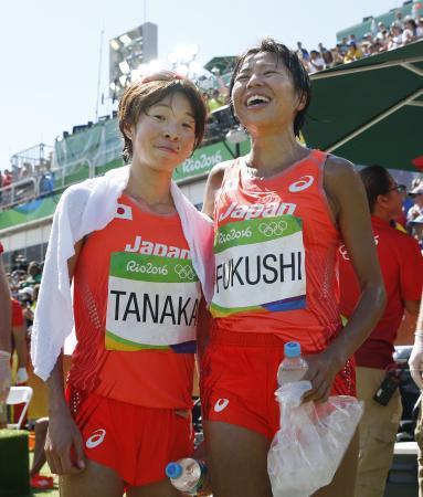 　女子マラソン　レースを終え、充実した表情を見せる田中智美（左）と福士加代子＝リオデジャネイロ（共同）