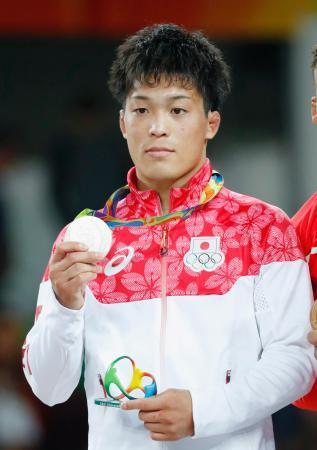 　男子グレコローマン５９キロ級で２位となり、表彰式で銀メダルを掲げる太田忍＝リオデジャネイロ（共同）
