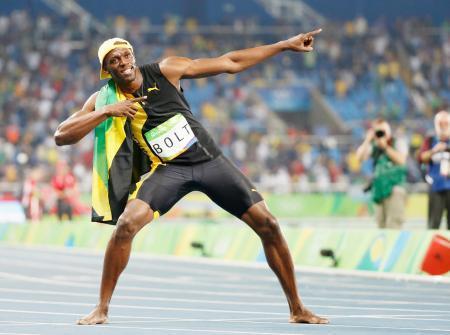 　男子１００メートル決勝　優勝しポーズをとるジャマイカのウサイン・ボルト＝リオデジャネイロ（共同）