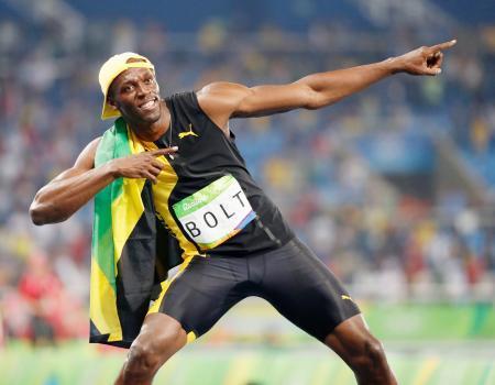 　リオ五輪の陸上男子１００メートルで優勝し、ポーズをとるジャマイカのウサイン・ボルト。前人未到の３連覇を達成した＝１４日、リオデジャネイロ（共同）