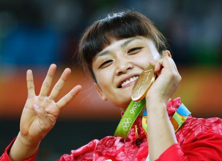 　女子５８キロ級で獲得した金メダルを手に笑顔の伊調馨。４連覇を達成した＝リオデジャネイロ（共同）