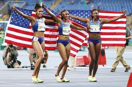 　陸上女子１００メートル障害で金、銀、銅のメダルを独占した米国の（左から）カストリン、ロリンズ、アリ（共同）