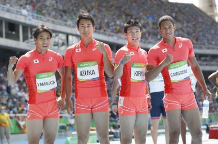 　男子４００メートルリレーで決勝進出を決め、ガッツポーズの（左から）山県、飯塚、桐生、ケンブリッジの日本＝リオデジャネイロ（共同）