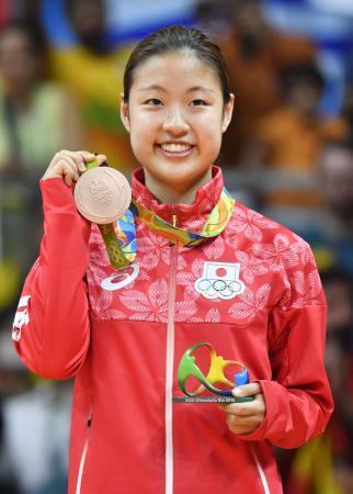 　バドミントン女子シングルスで銅メダルを獲得し、表彰式で笑顔の奥原希望＝リオデジャネイロ（共同）