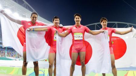 　男子４００メートルリレーで銀メダルを獲得し日の丸を掲げる（左から）ケンブリッジ、桐生、飯塚、山県＝リオデジャネイロ（共同）