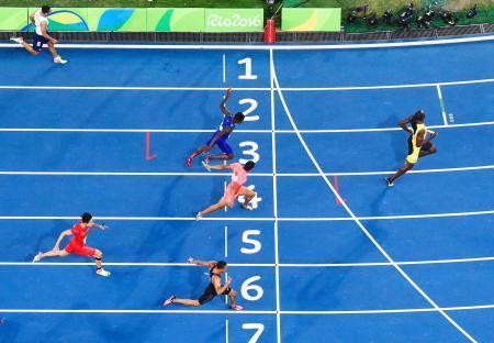 　男子４００メートルリレー決勝　ゴールする日本のケンブリッジ（５レーン）。１着はジャマイカのボルト（４レーン）＝リオデジャネイロ（共同）