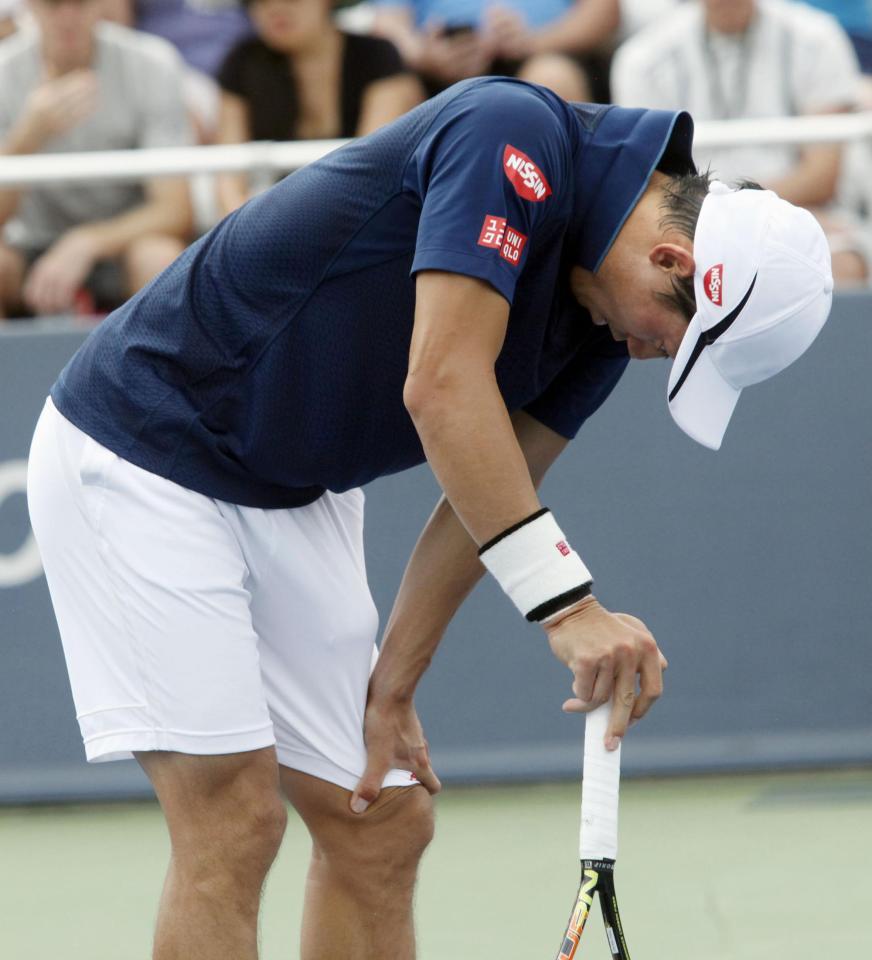 　男子シングルス３回戦で、試合中に何度もうなだれる錦織圭。競り負けた＝シンシナティ