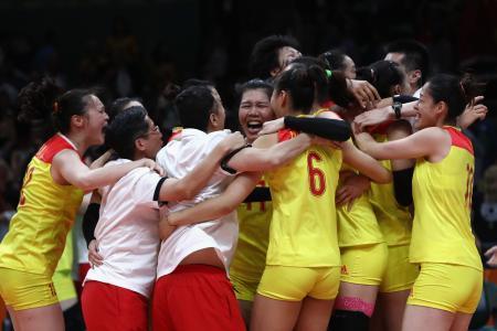 　女子バレーボールでセルビアとの決勝に勝ち喜ぶ中国選手ら（ゲッティ＝共同）