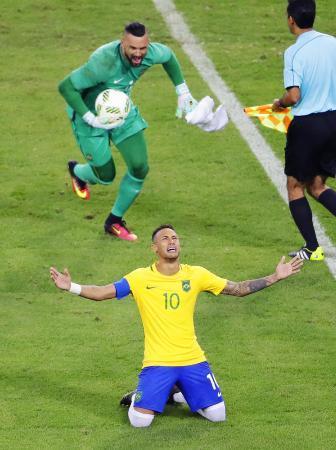 　ドイツとのＰＫ戦の末に優勝を決め、喜ぶブラジルのネイマール（共同）
