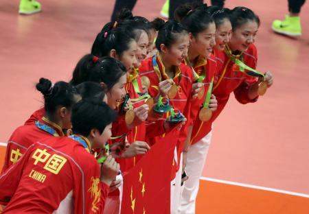 　表彰式で金メダルを手にポーズをとるバレーボール女子の中国選手ら＝２１日、リオデジャネイロ（ロイター＝共同）