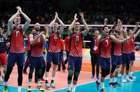 　五輪バレーボール男子３位決定戦　ロシアに勝って優勝し、喜ぶ米国の選手たち＝リオデジャネイロ（ＡＰ＝共同）