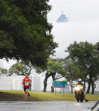 　男子マラソン　力走する猫ひろし。上はコルコバードの丘のキリスト像＝リオデジャネイロ（共同）