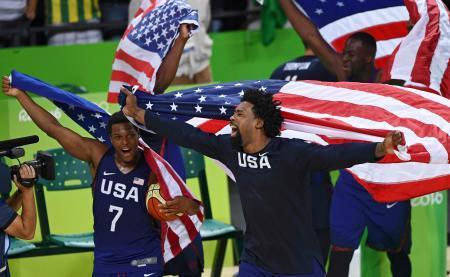 　五輪バスケットボール男子決勝　セルビアを下して優勝を決め、喜ぶ米国の選手たち＝リオデジャネイロ（ロイター＝共同）