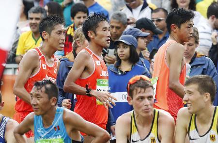 　男子マラソンのレースを終え引き揚げる日本選手（共同）
