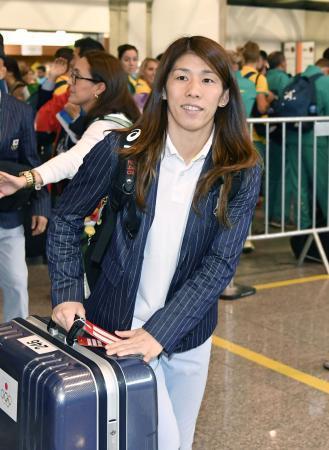　リオデジャネイロから帰国の途に就く吉田沙保里＝２２日（共同）