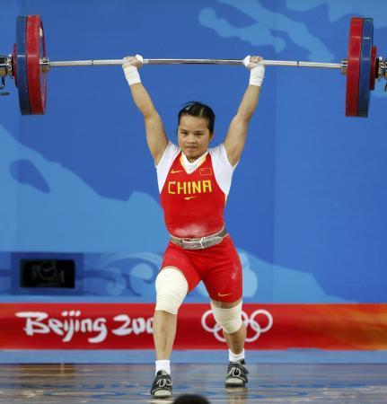 　北京五輪の重量挙げ女子４８キロ級で優勝した中国の陳燮霞＝２００８年８月（ロイター＝共同）