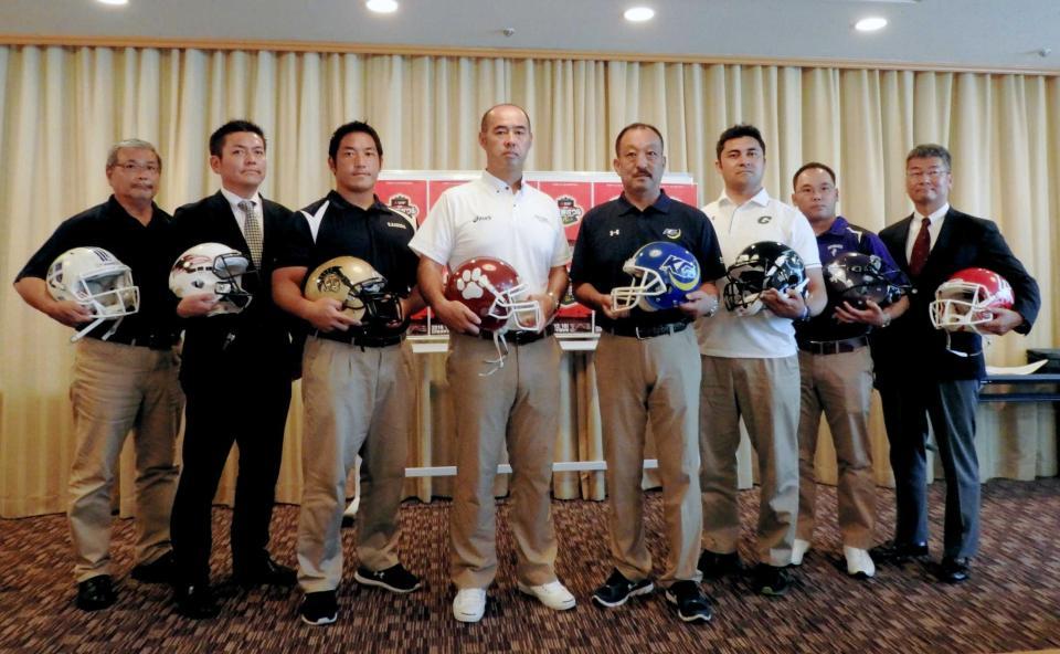 　左から同大・藤原良弘監督、神戸大・田中彰監督、関大・和久憲三コーチ、立命大・米倉輝監督、関学大・鳥内秀晃監督、京大・西村大介監督、龍谷大・吉田晋監督、甲南大・堀田高章監督