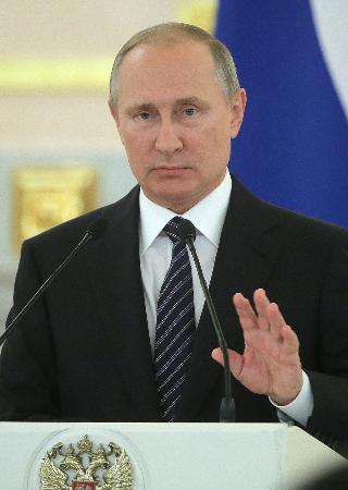 　２５日、クレムリンでのリオデジャネイロ五輪参加選手をたたえる式典で話すロシアのプーチン大統領（タス＝共同）