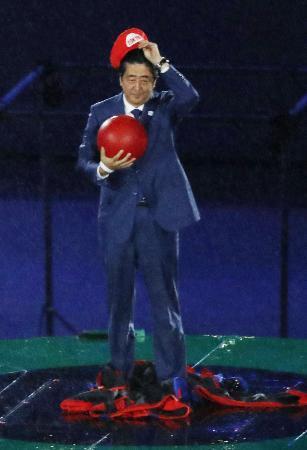 　リオデジャネイロ五輪の閉会式で２０２０年東京五輪を紹介したアトラクションにマリオ役で登場した安倍首相＝２１日、リオデジャネイロ（共同）