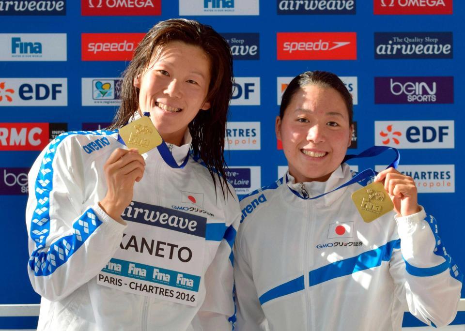 　女子２００メートル平泳ぎで優勝した金藤理絵（左）と３位の高橋美帆（共同）