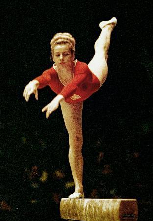 　１９６４年１０月、東京五輪の体操女子で平均台の演技をするベラ・チャスラフスカさん