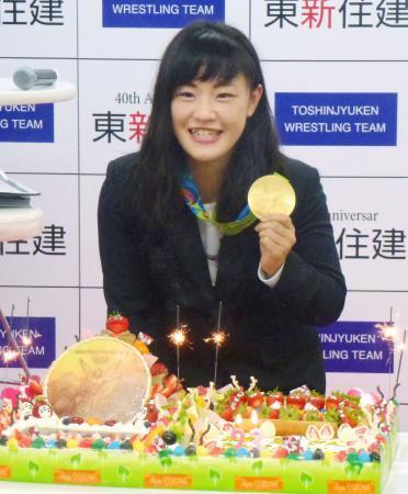 　所属先の報告会で、金メダルなどがあしらわれたケーキを前に笑顔を見せるレスリング女子の登坂絵莉＝１日、愛知県稲沢市