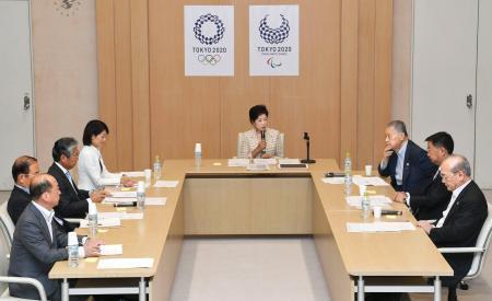　東京都庁で開かれた東京五輪・パラリンピックの調整会議。奥中央は小池百合子都知事＝２日午前
