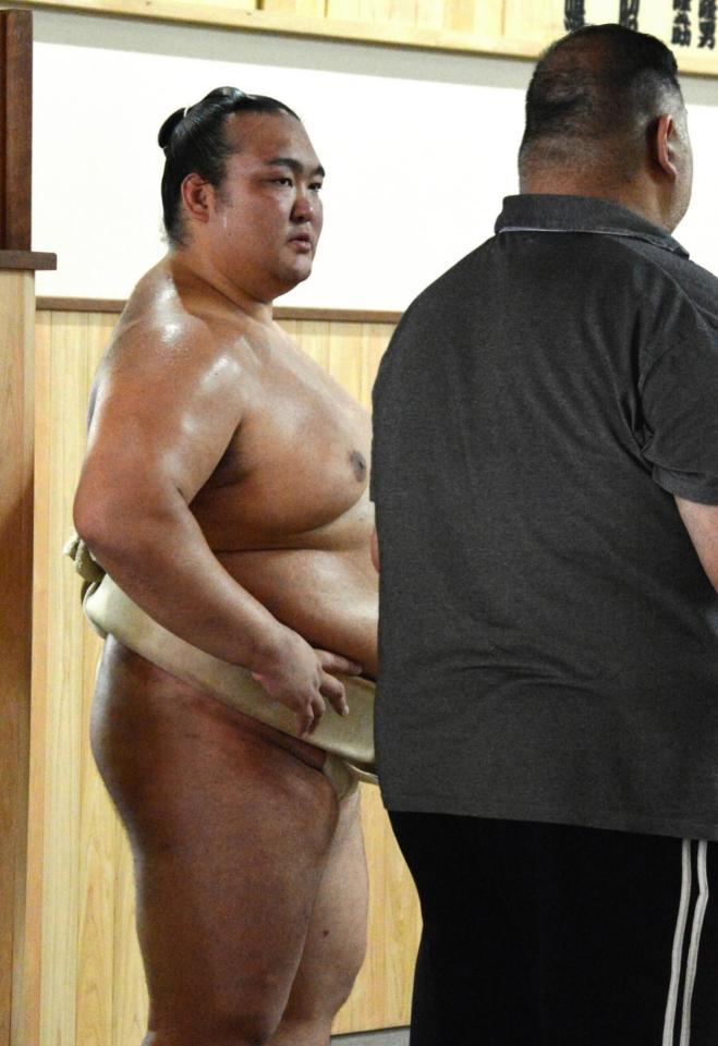 稽古の合間に師匠の田子ノ浦親方（右）と話す稀勢の里　※※　＝東京都江戸川区の田子ノ浦部屋