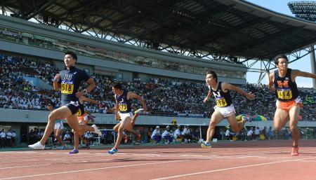 　男子１００メートル決勝　１０秒０８で優勝した桐生祥秀（左端）＝熊谷スポーツ文化公園陸上競技場