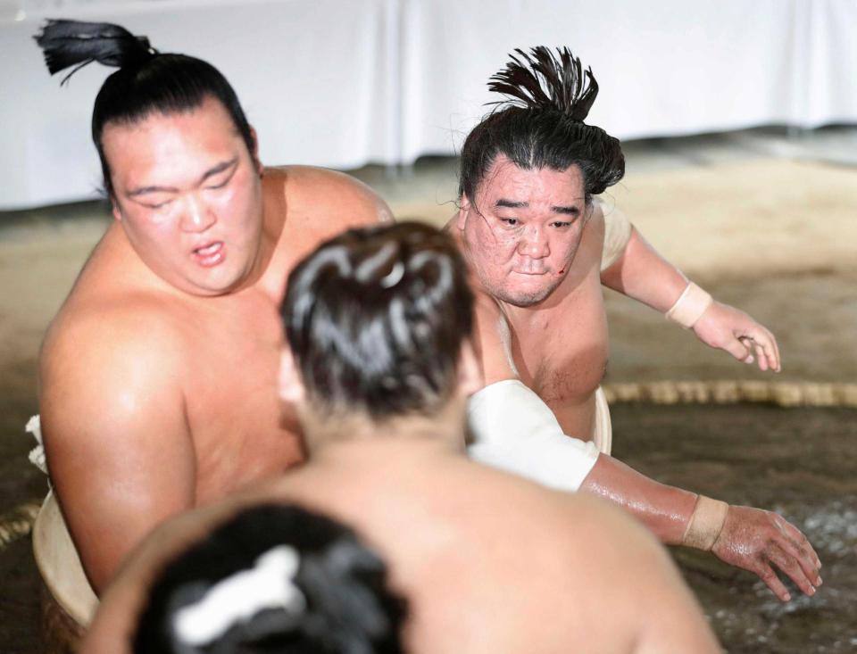 　稽古総見で日馬富士（右）に８戦全敗した稀勢の里