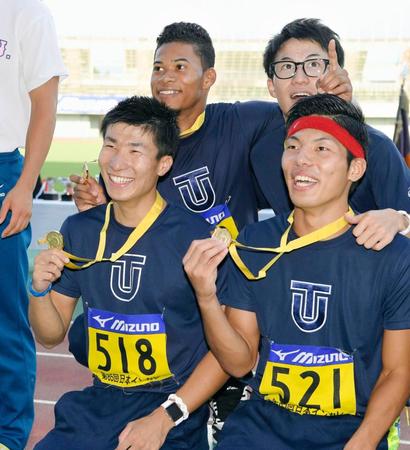 男子１６００メートルリレーで優勝し、表彰式で笑顔の桐生祥秀（左下）。その上はウォルシュ・ジュリアン＝熊谷スポーツ文化公園陸上競技場
