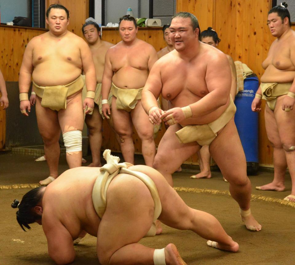 連合稽古で豪風（手前）を圧倒して笑顔の稀勢の里