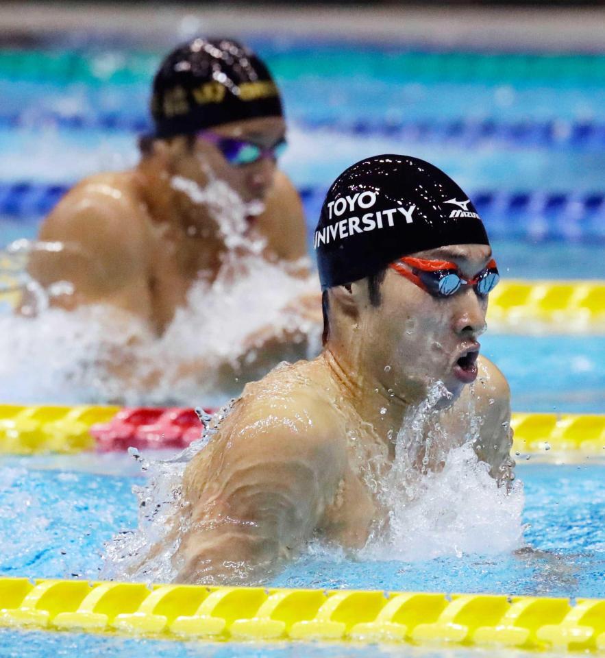 　１分５７秒１３で優勝した萩野公介。奥は２位の瀬戸大也（共同）