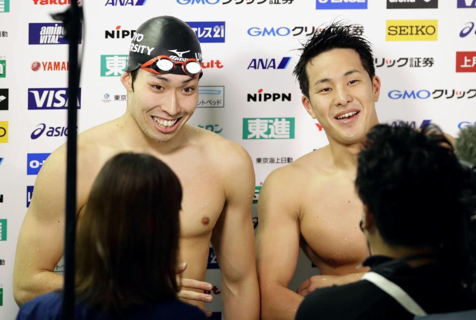 　男子４００メートル個人メドレーのレースを終え笑顔の、優勝した萩野公介（左）と２位の瀬戸大也