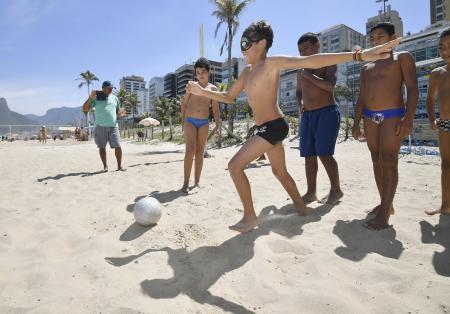 　イパネマ海岸で行われたブラインドサッカーの体験会。少年たちは目隠しをしてゴールを狙っていた＝４日、リオデジャネイロ（共同）