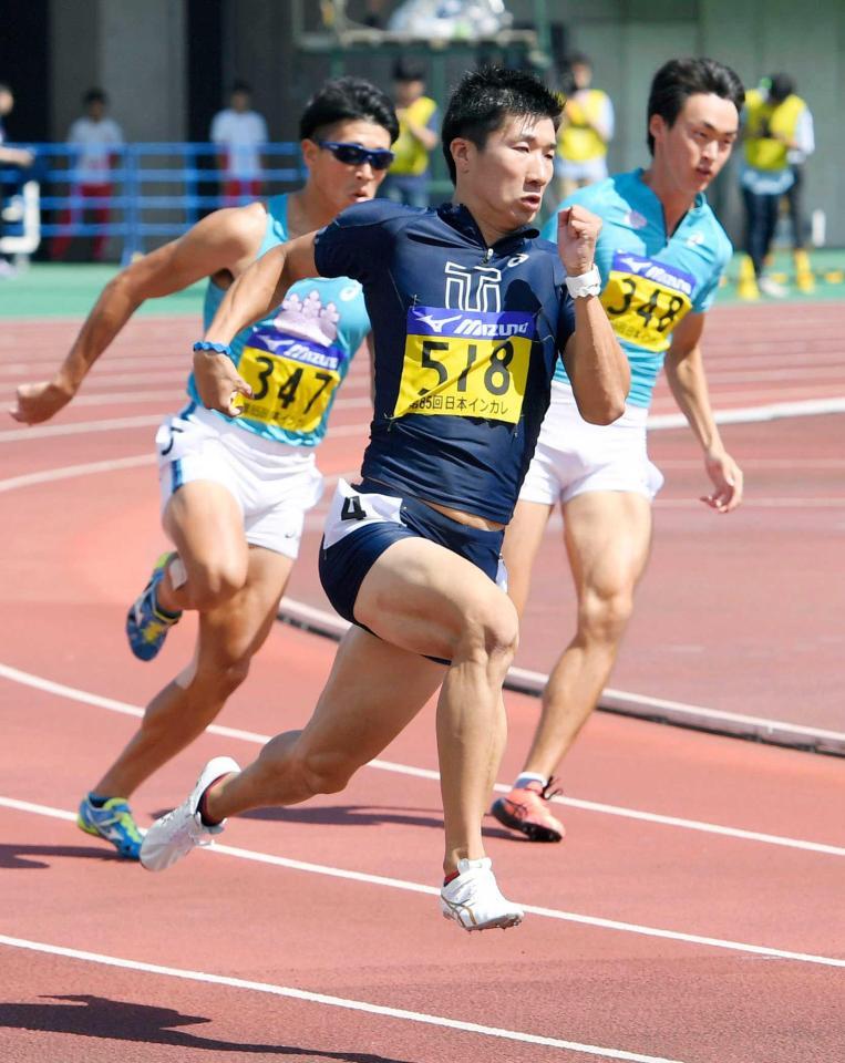　男子２００メートル決勝、２０秒６０で優勝した桐生祥秀（中央）＝共同